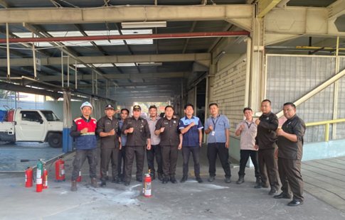 Pelatihan pemadaman kebakaran di Honda Imora Sentul
