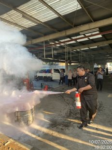 Personel Satpam memadamkan api dengan APAR