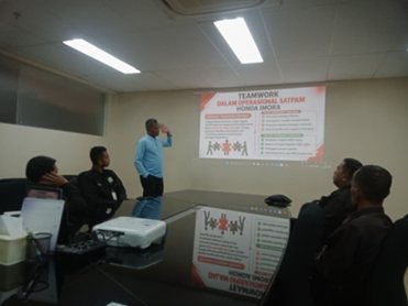 Peserta pelatihan teamwork di ruang meeting Honda Imora Sentul